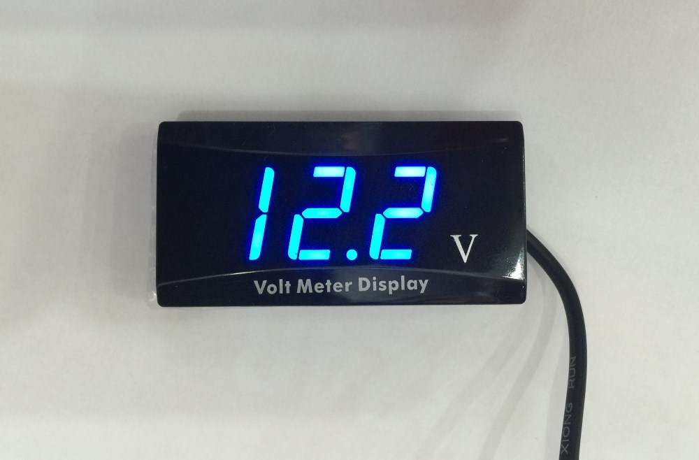 Βολτόμετρο 3 ψηφίων μπλε χρώμα 12V Κωδικός 64906 Τιμή : 20 ευρώ